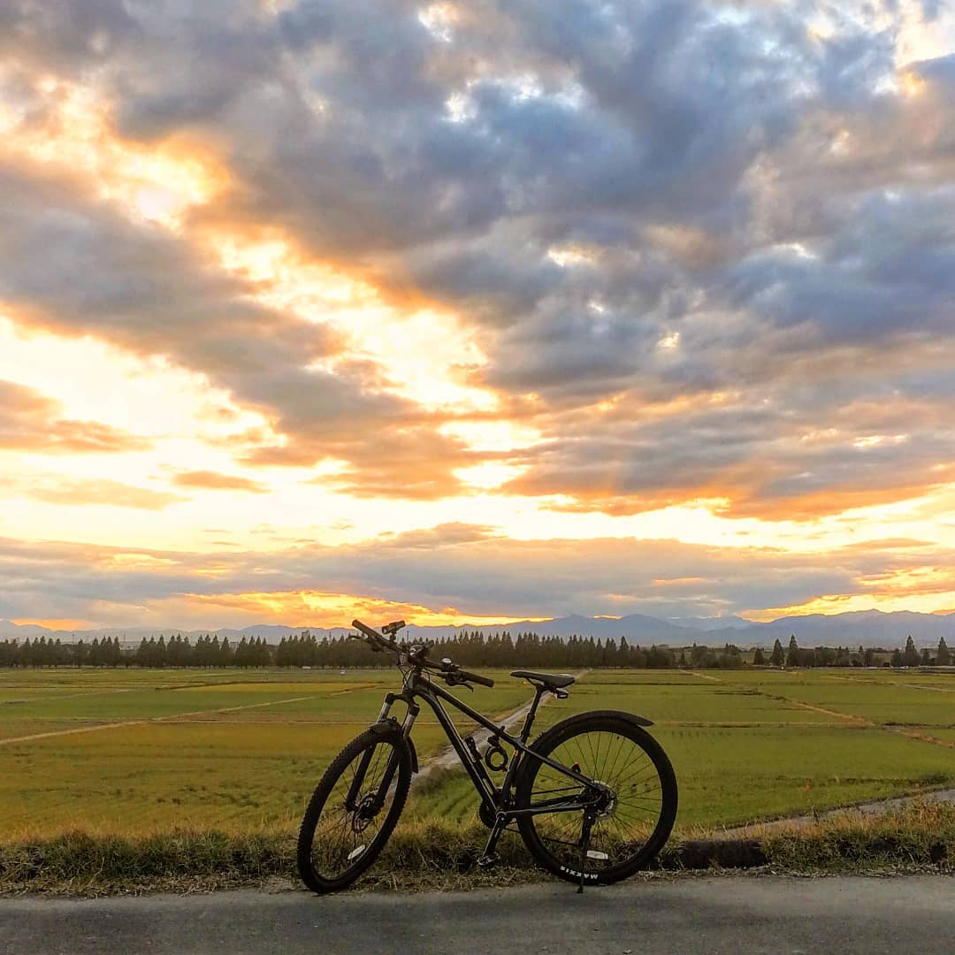 夕陽が見れるかなと思って河川敷の土手に上がってみたけど…
残念！
雲で隠れて見えなかったよ😂
#mtb 
#自転車のある風景 
#自転車